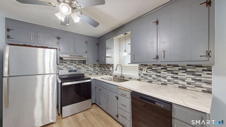 Property Photo:  404 Park Street  CT 06010 