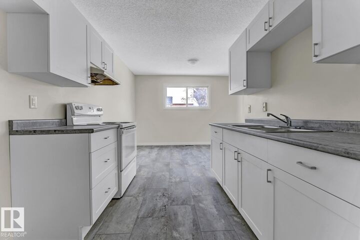 Property Photo:  5A Twin Terrace NW  AB T6K 1V4 