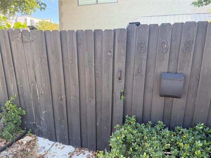 Property Photo:  608 NE 29th Dr 1  FL 33334 