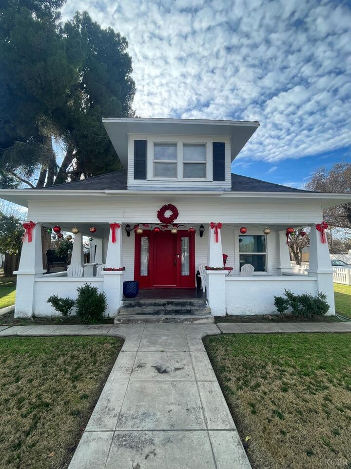 Property Photo:  555 W D Street  CA 93245 