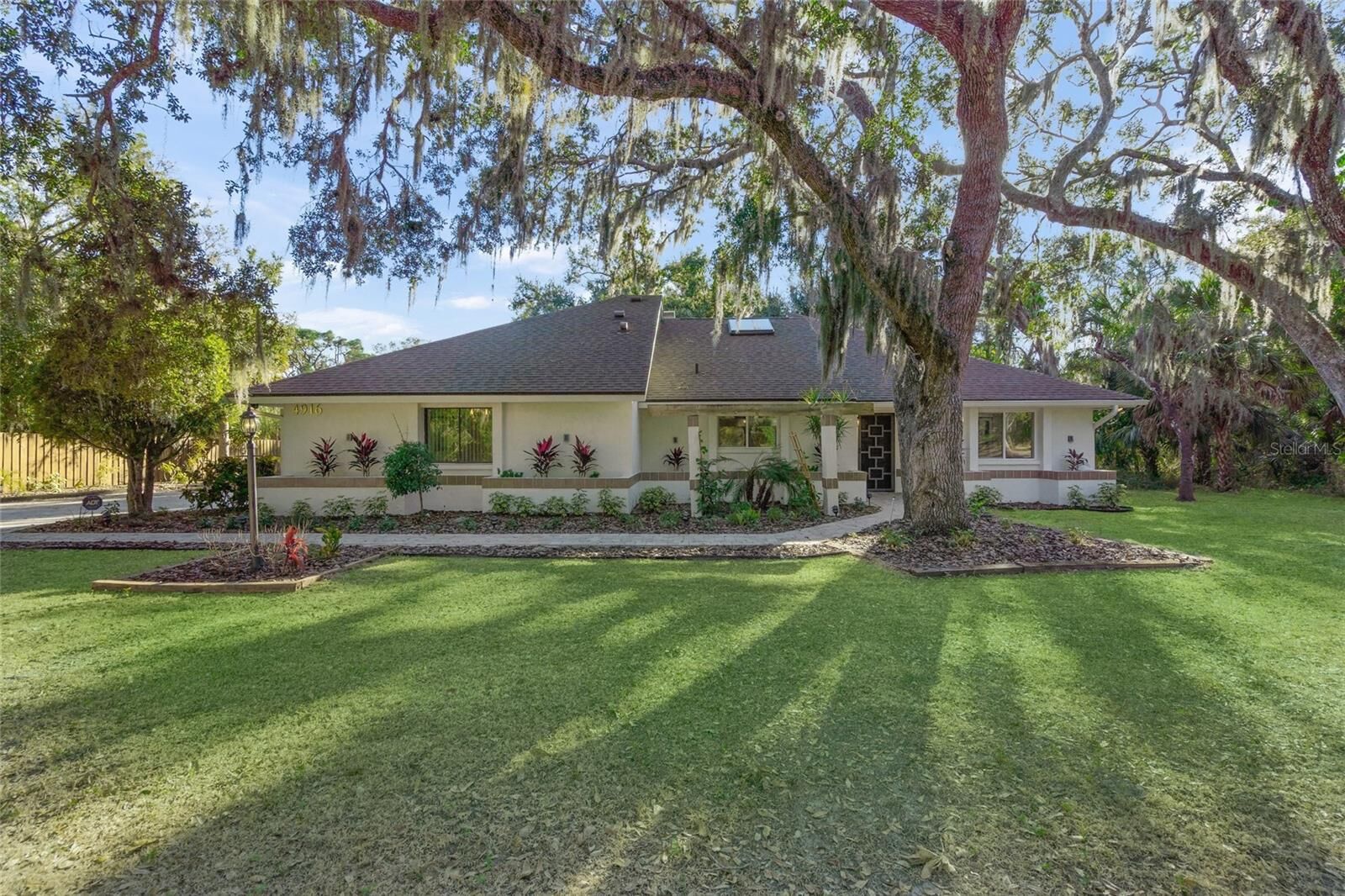 Property Photo: 4916 Hidden Oaks Trail FL 34232