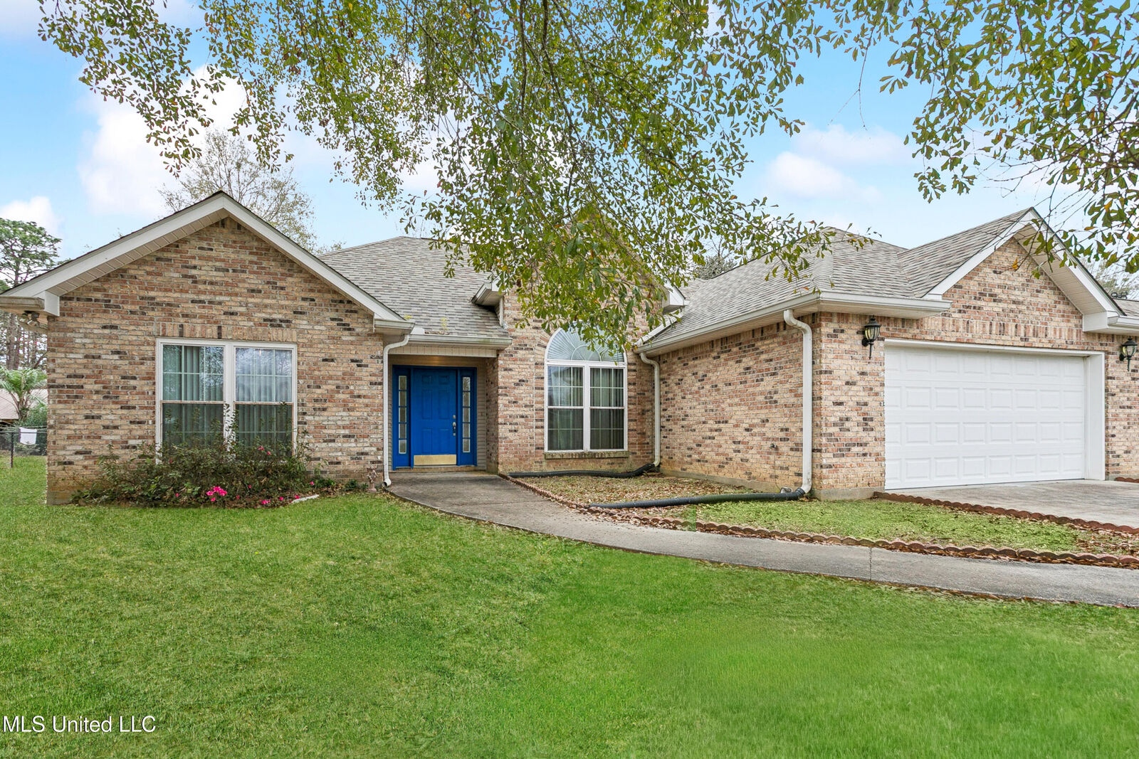 Property Photo:  211 Hilltop Drive  MS 39426 