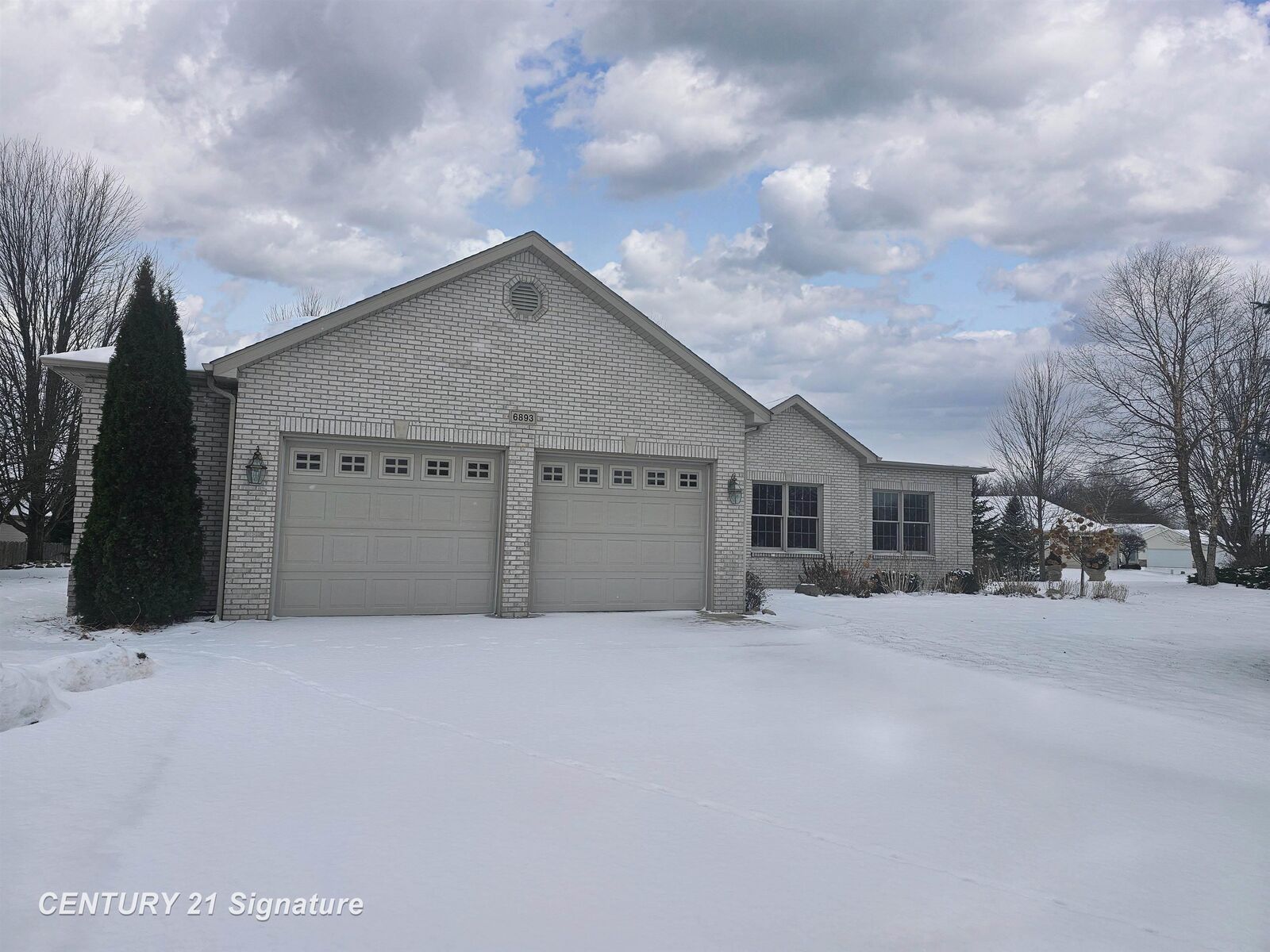 Property Photo:  6893 Wild Pine Circle Circle  MI 48603 