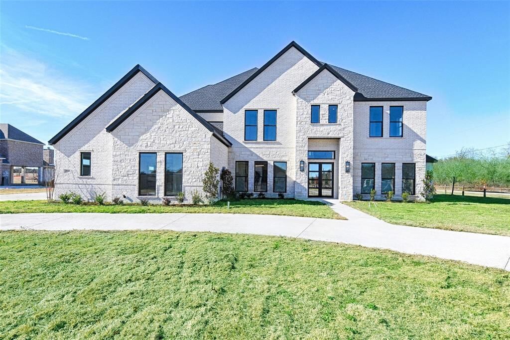 Property Photo:  3611 Jacks Loop  TX 76065 