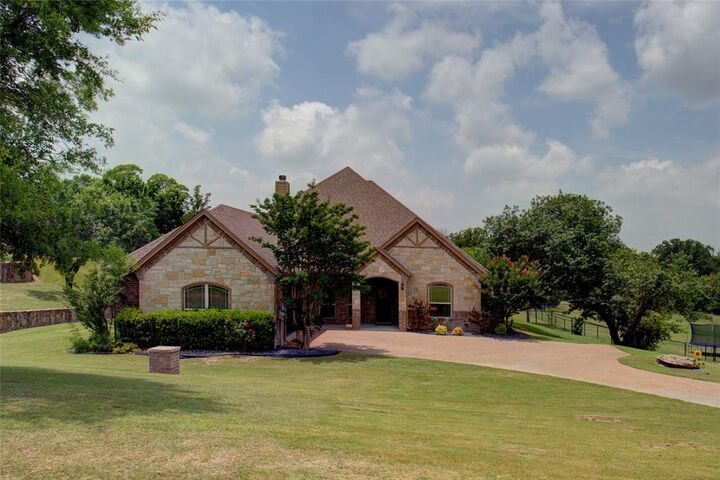Property Photo: 136 Meadow Arbor Drive TX 76085