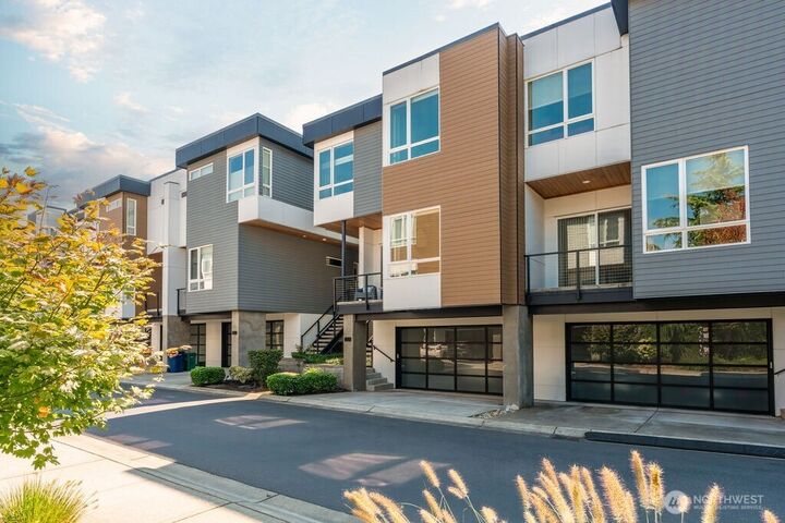 Property Photo:  205  4th Court S 13  WA 98033 