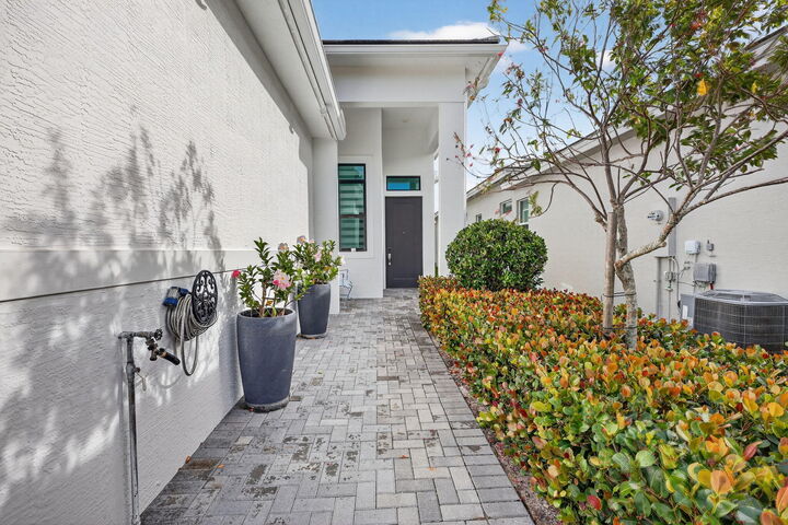 Property Photo: 180 SE Via Bisento FL 34952