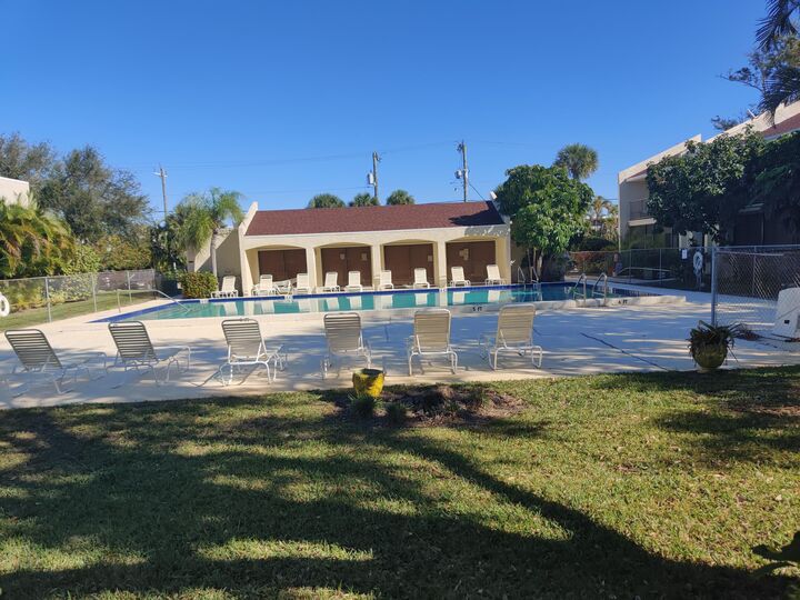 Property Photo:  150 Pineview Road E4  FL 33469 