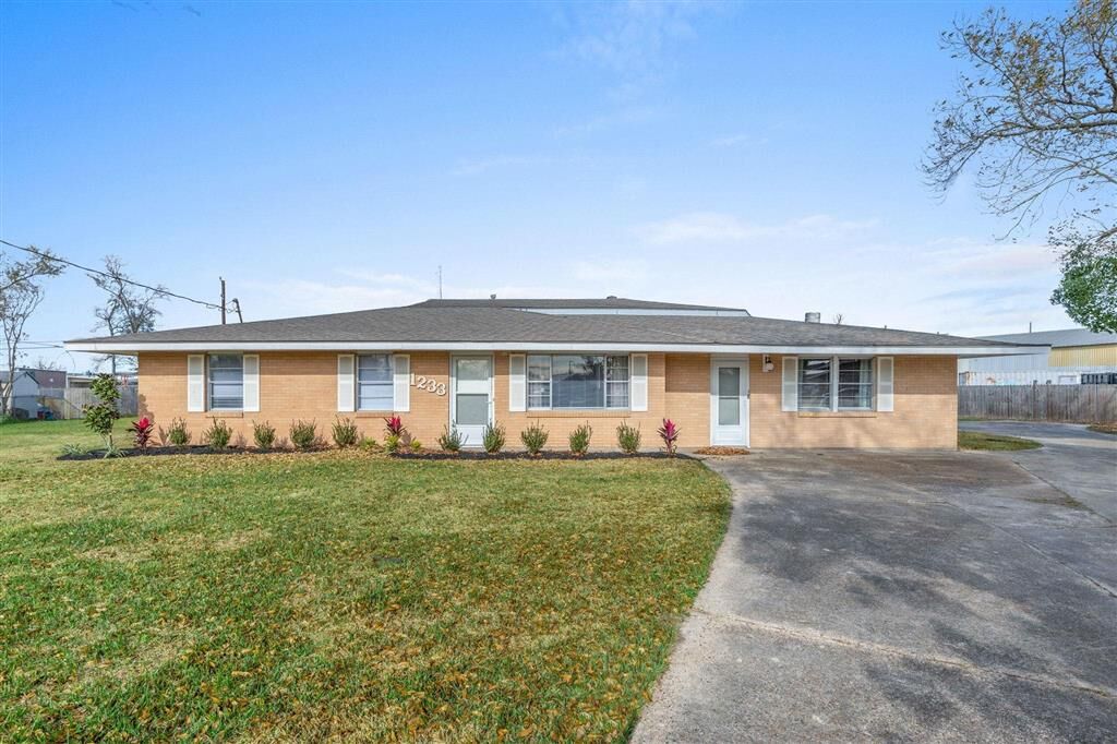 Property Photo:  1233 Texas Street  LA 70663 