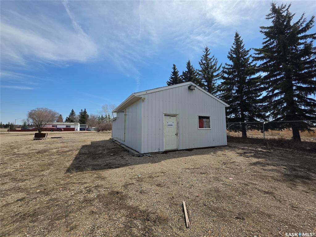 Property Photo:  591 35th Street W  SK S0M 0E0 