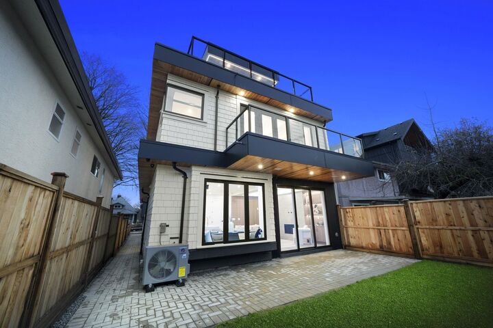 Property Photo:  1967 E 13th Avenue 2  BC V5N 2C3 