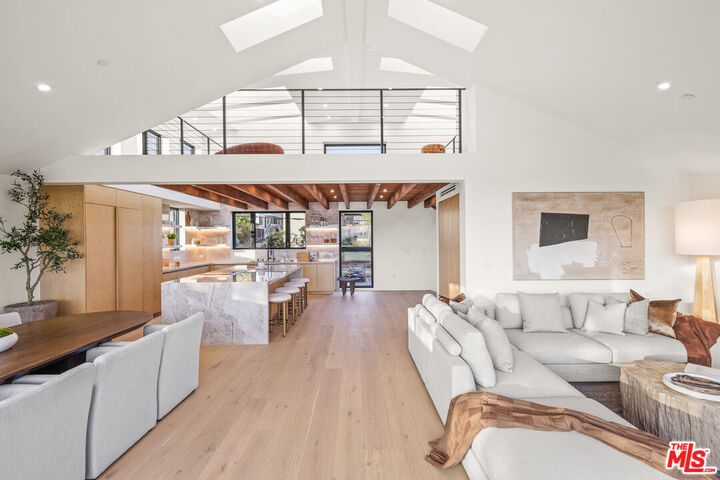 Property Photo:  2530 Beverley Ave  CA 90405 