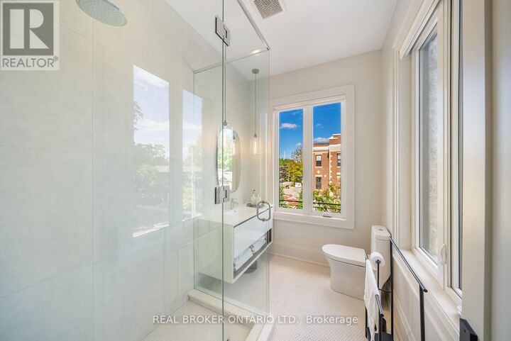 Property Photo:  172-174 Victoria Street  ON L3Y 4E1 