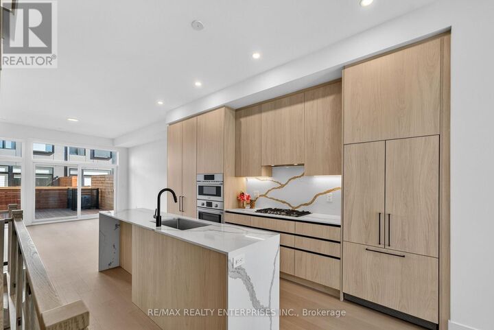 Property Photo:  35 Lou Parsons Way 60  ON L5H 0B2 