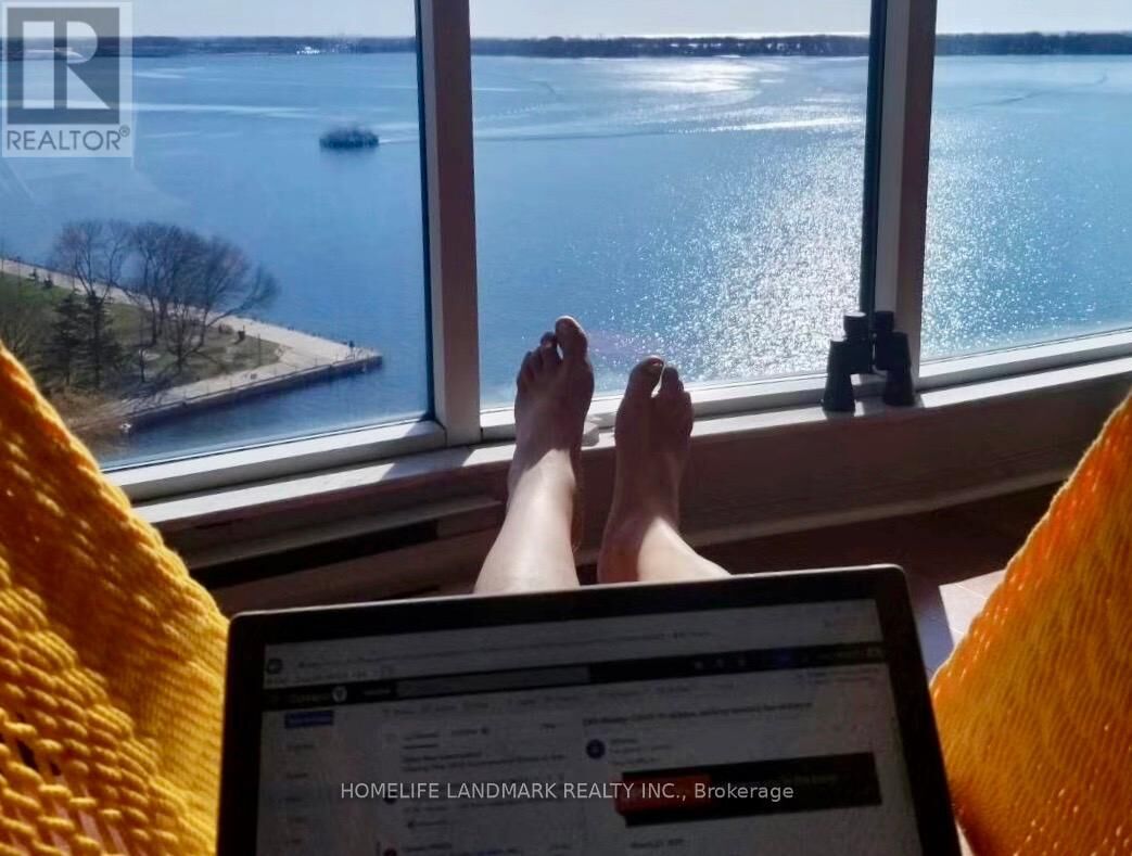 Property Photo:  99 Harbour Square 1505  ON M5J 2H2 