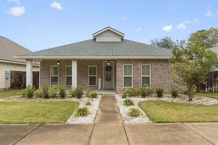 Property Photo: 33 8th Avenue FL 32579