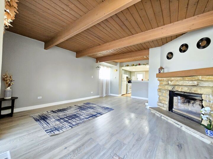 Property Photo:  319 Meadow Green Lane  IL 60073 