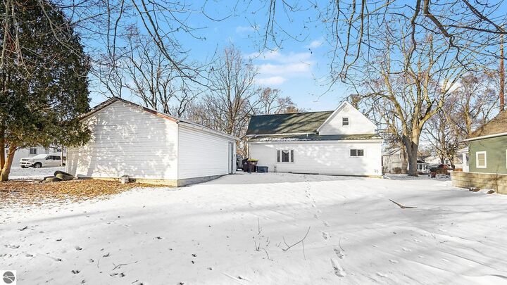 Property Photo:  1030 Eastward Street  MI 48801 