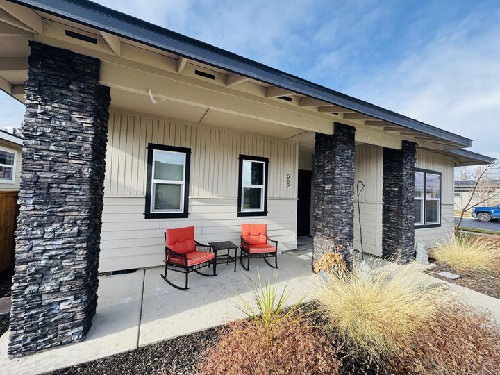 Property Photo:  559 NW Rimrock Court  OR 97756 