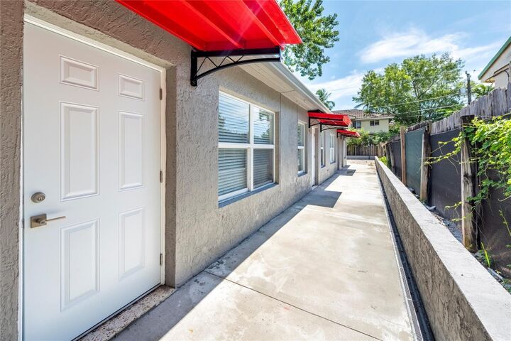 Property Photo:  628 NE 8th Avenue 1  FL 33304 