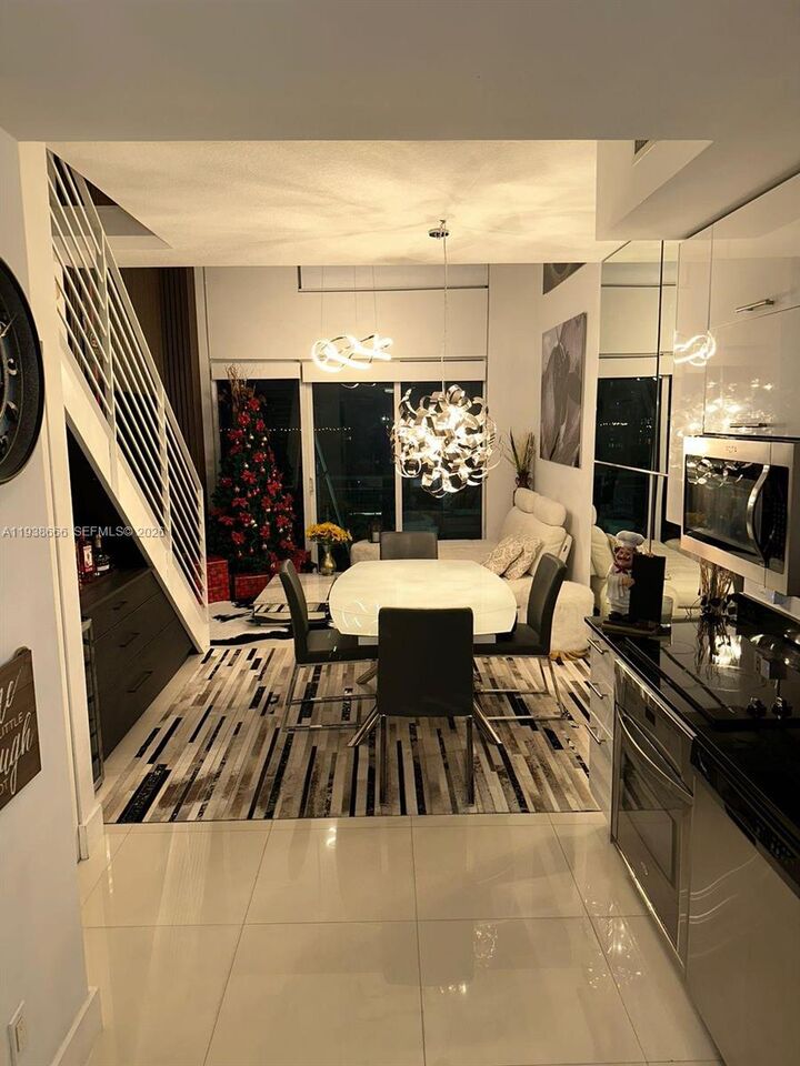 Property Photo: 60 SW 13th St 2422 FL 33130