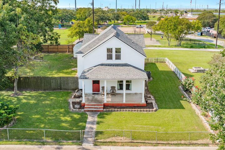 Property Photo:  919 N Avenue A  TX 77541 