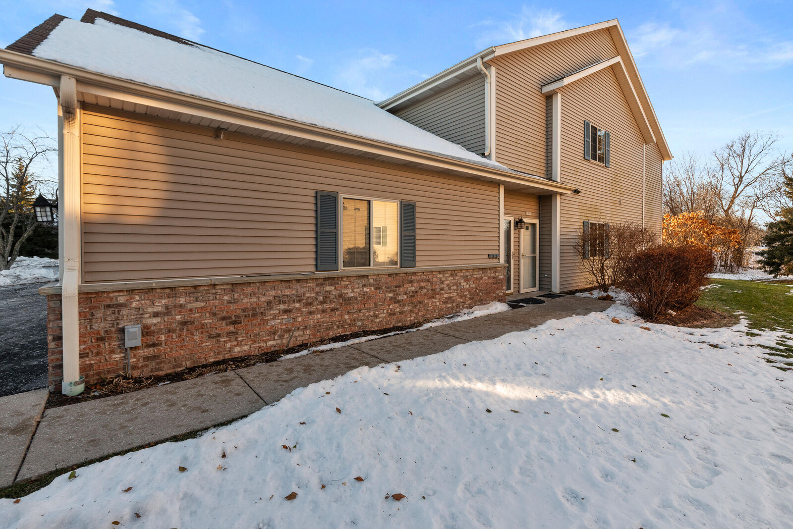 Property Photo:  2105 Pine Ridge Ct H  WI 53024 