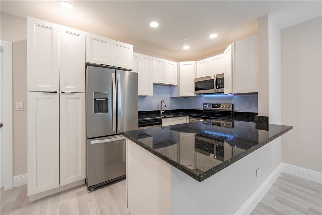 Property Photo:  628 NE 8th Avenue #3  FL 33304 