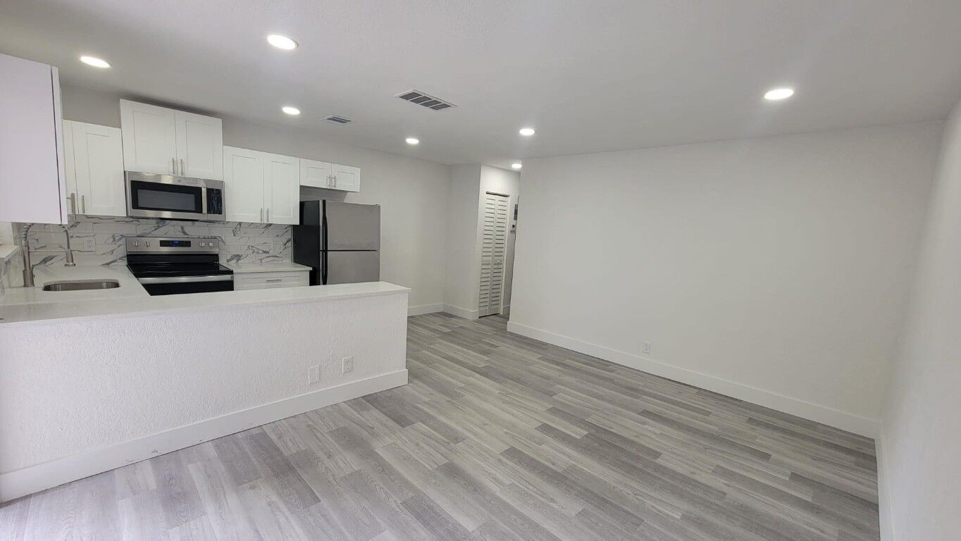 Property Photo:  618 SW 14th Terrace 2  FL 33312 