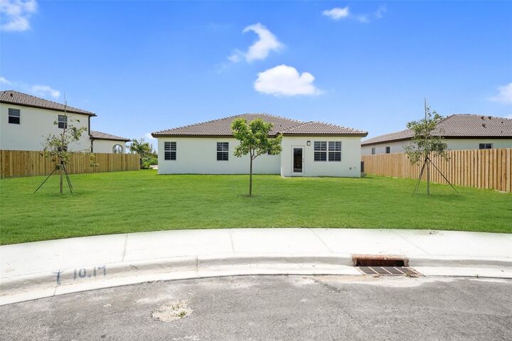 Property Photo: 2325 SE 29th Court FL 33035