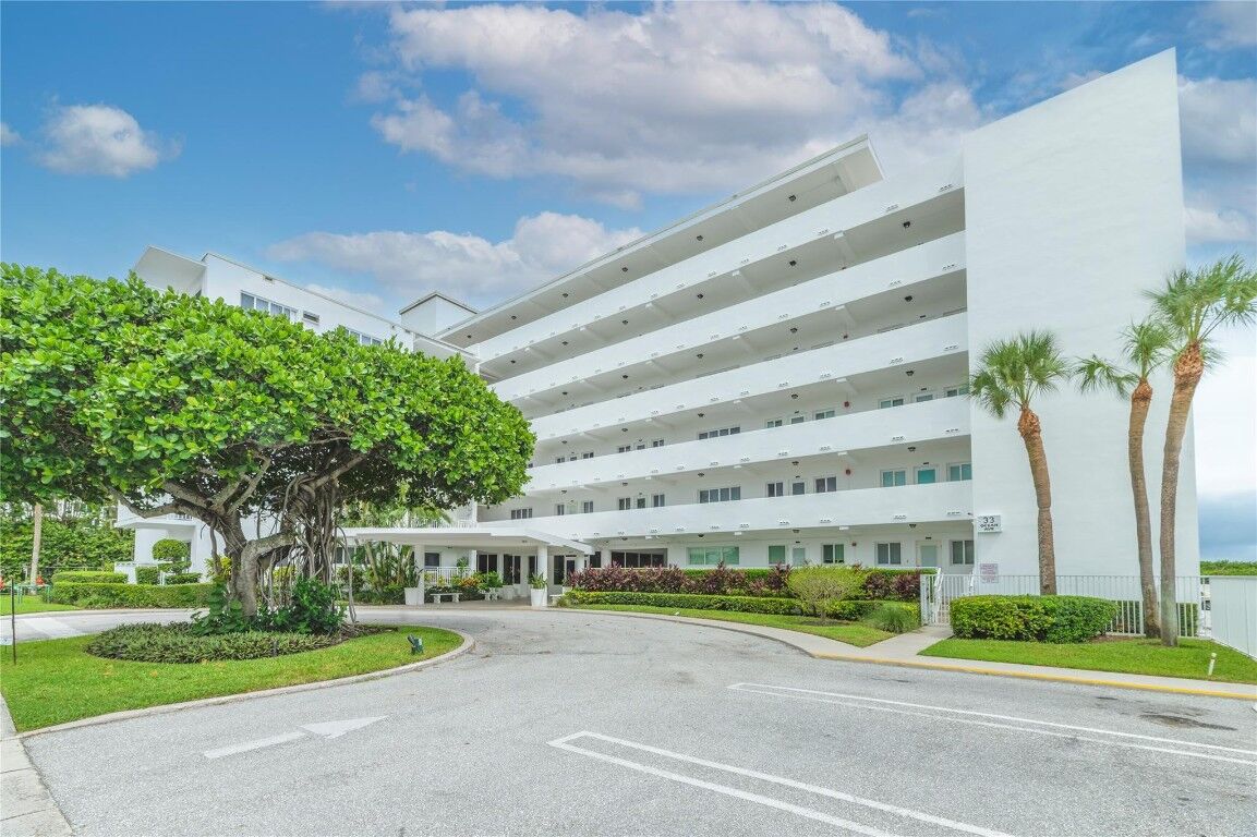 Property Photo:  33 Ocean Avenue  FL 33404 