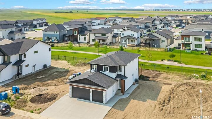 Property Photo:  158 Haverstock Crescent  SK S7W 1E3 