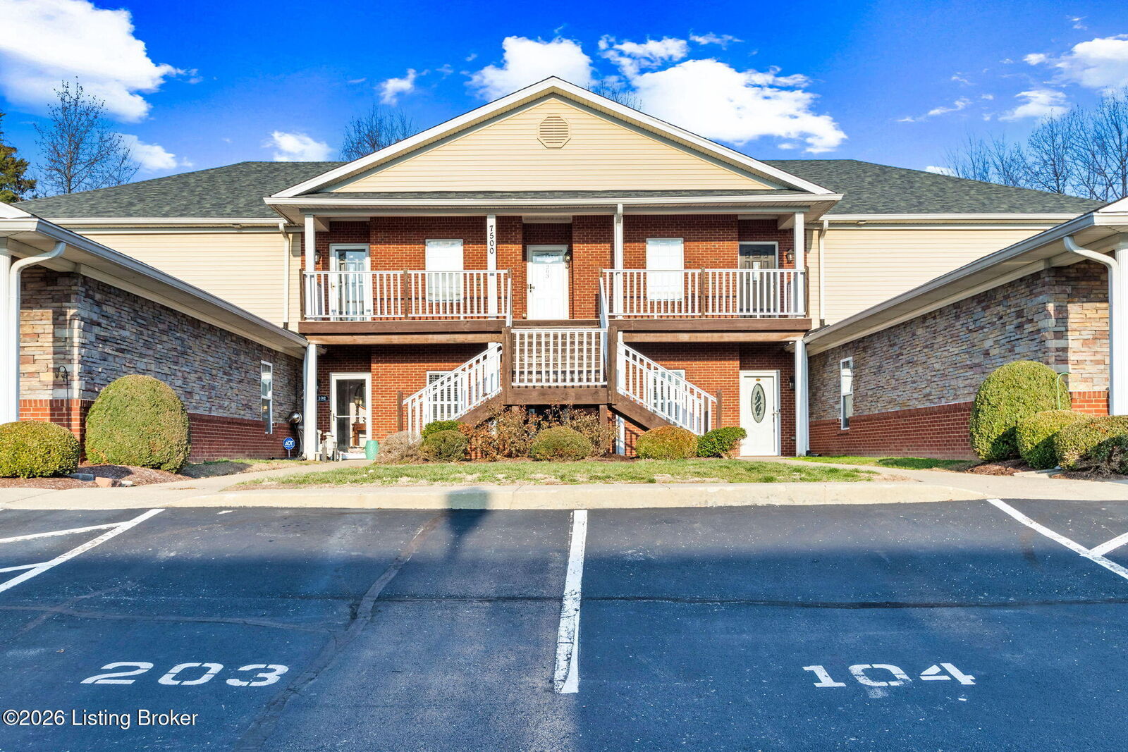 Property Photo: 7500 Autumn Pointe Dr Unit 104 KY 40214