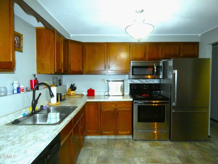 Property Photo: 607 Interstate Avenue E 2 ND 58503