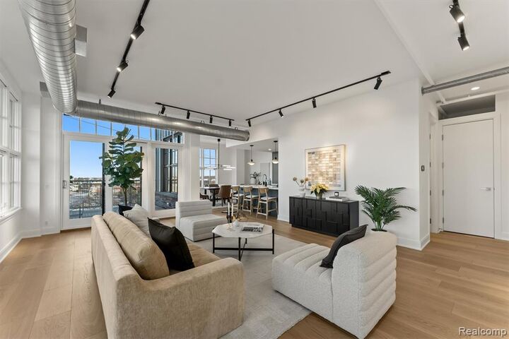 Property Photo:  2051 Villa Road 401  MI 48009 6571 