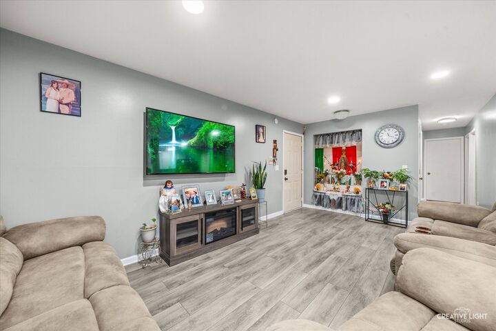 Property Photo:  950 Jefferson Avenue B  IL 60120 