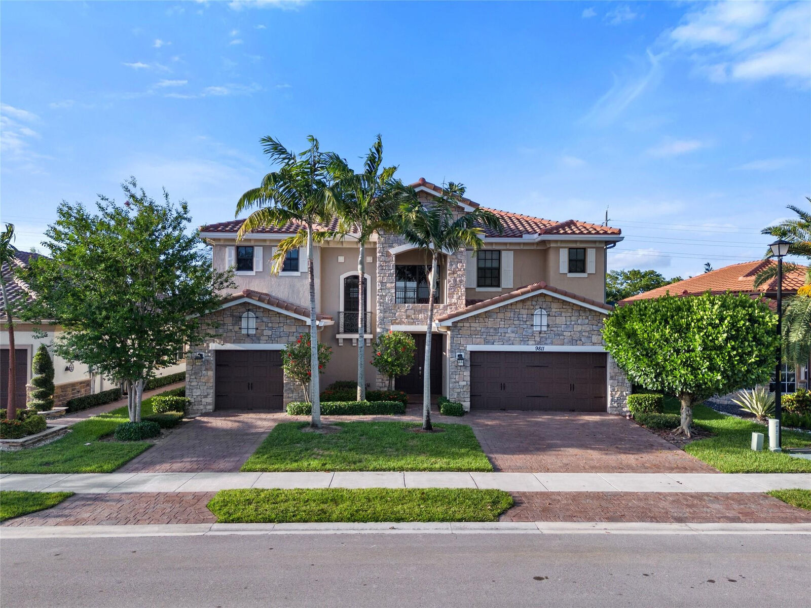 Property Photo:  9811 Lakeview Lane  FL 33076 