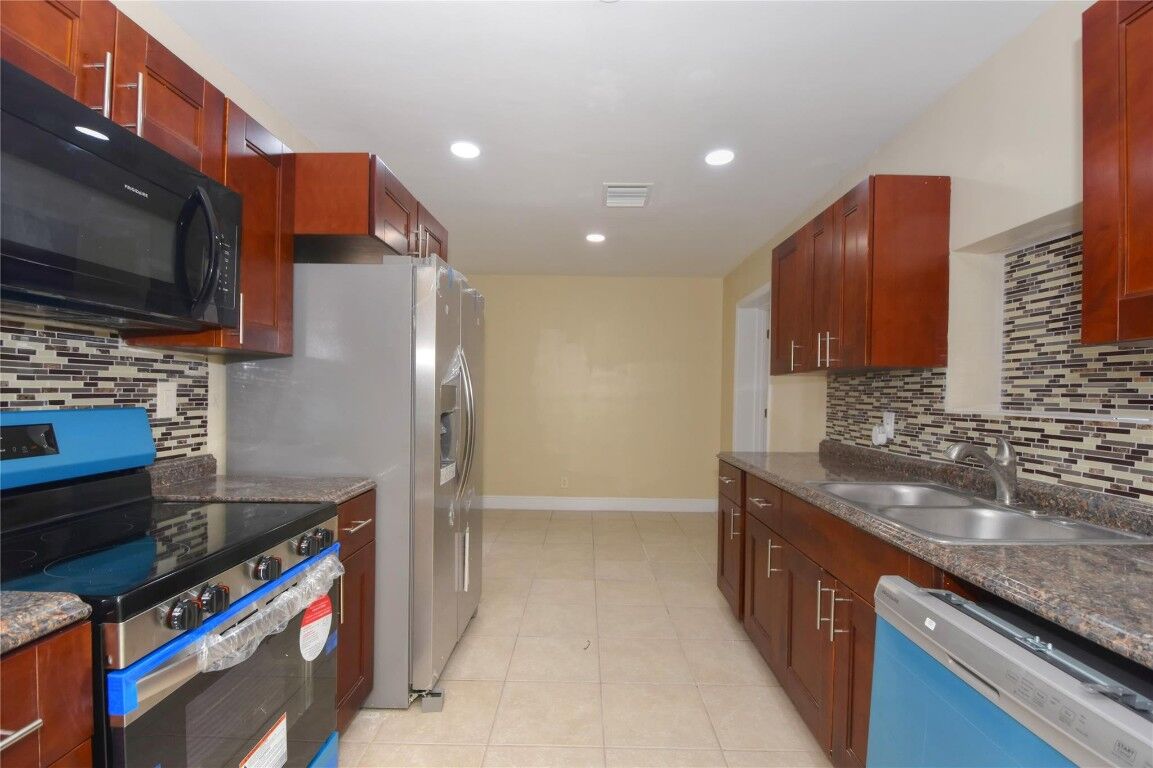 Property Photo:  6110 NW 42nd Terrace  FL 33319 