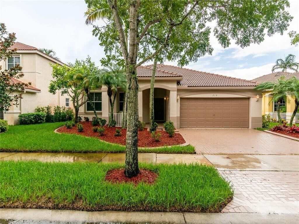 Property Photo:  719 Nandina Drive  FL 33327 