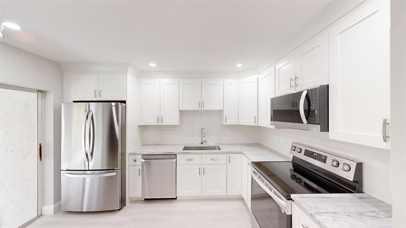 Property Photo:  6613 Via Regina  FL 33433 