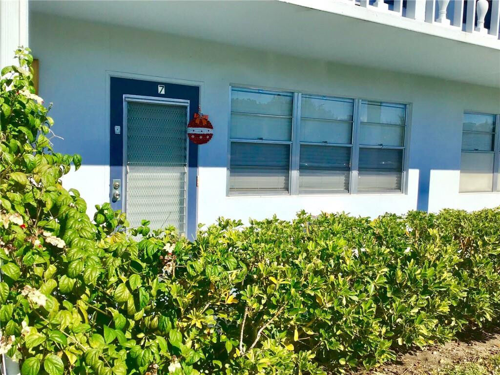 Property Photo:  7 Oakridge B 7  FL 33442 