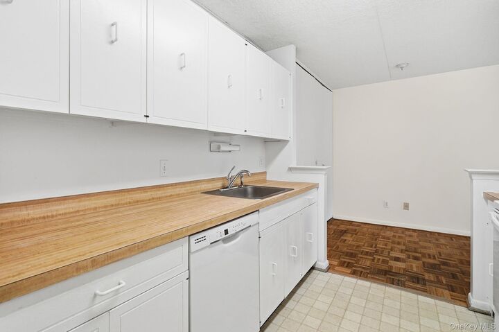 Property Photo:  400 High Point Drive 408  NY 10530 