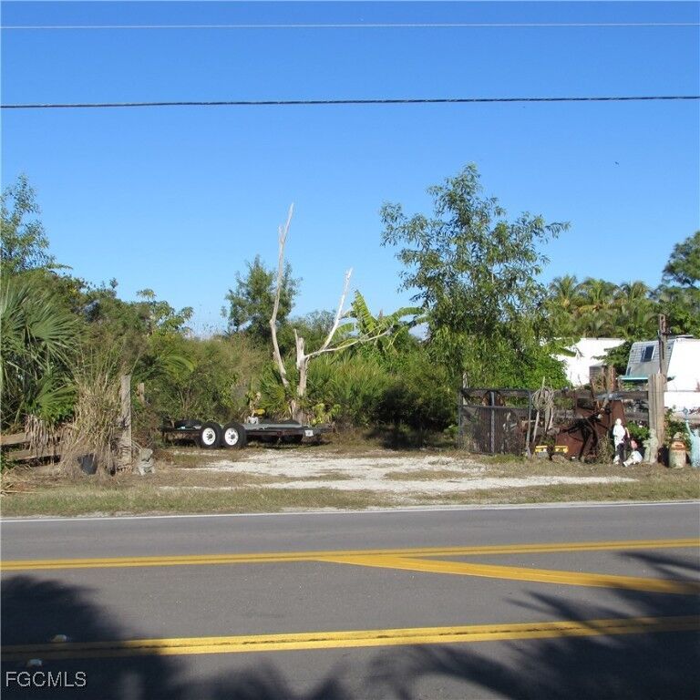 Property Photo: 13560 / 13572 Stringfellow Road FL 33922