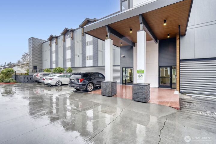 Property Photo:  2501  Canterbury Lane E 215  WA 98112 