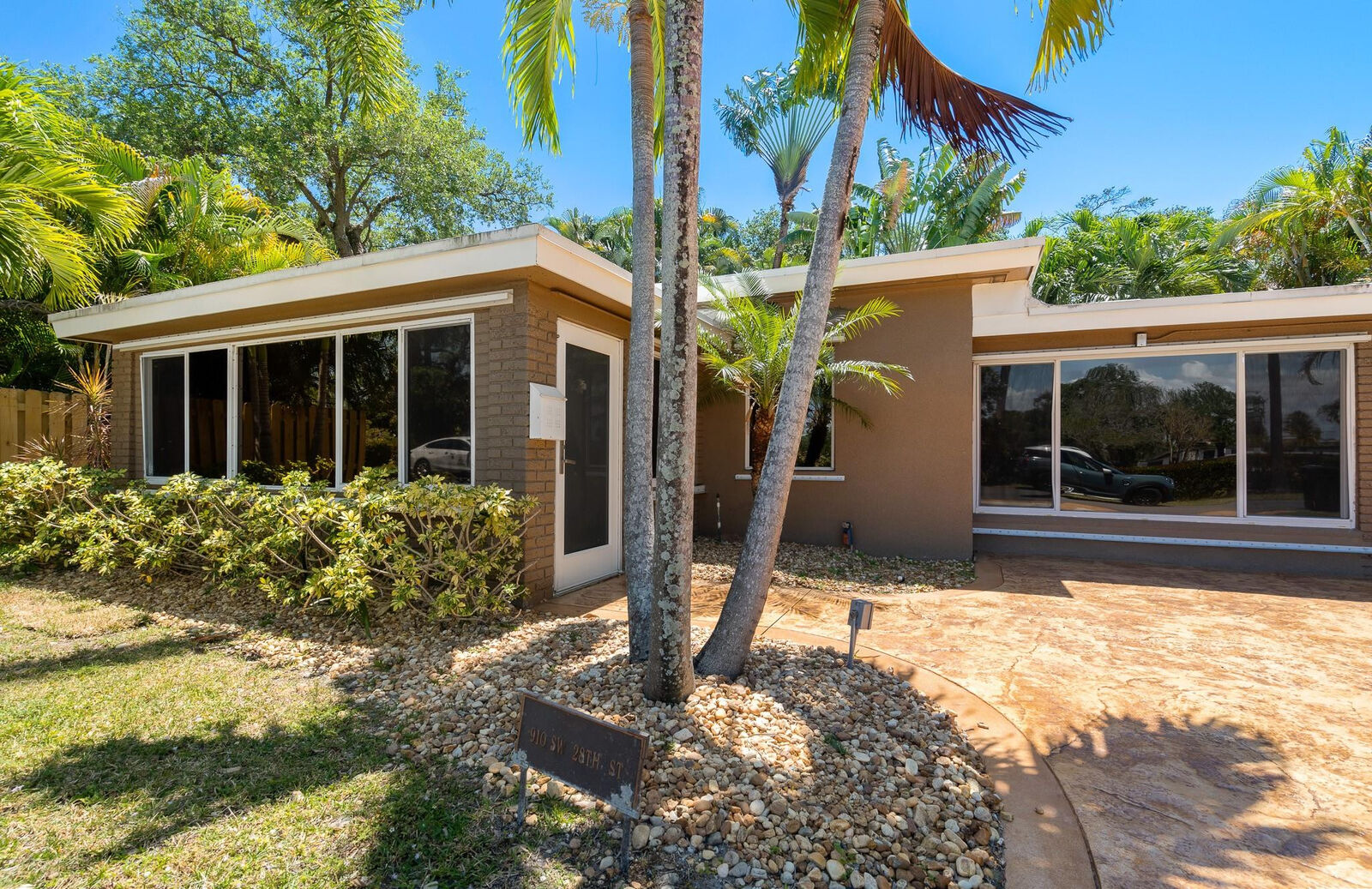 Property Photo:  910 SW 28th Street  FL 33315 