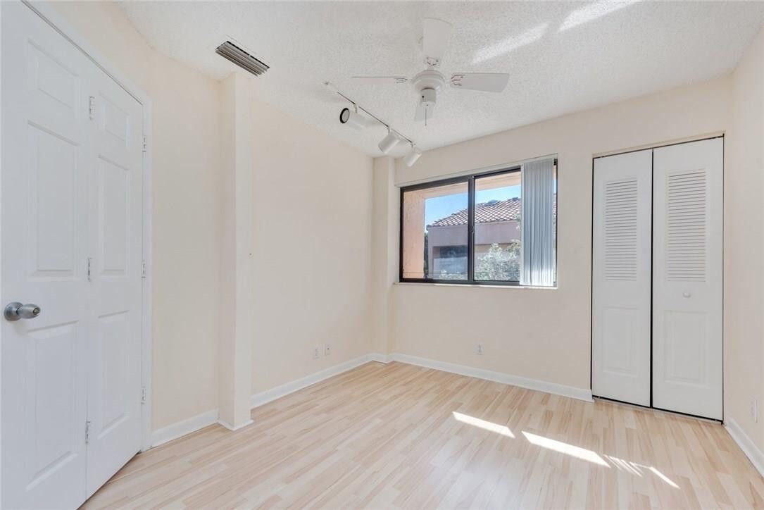 Property Photo: 5201 NE 14th Terrace 1 FL 33334