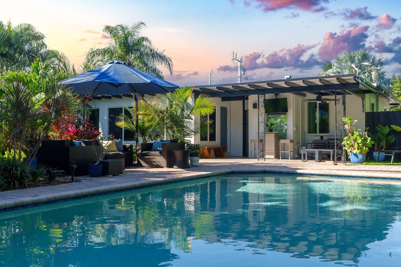 Property Photo: 1302 NE 33rd Street FL 33334