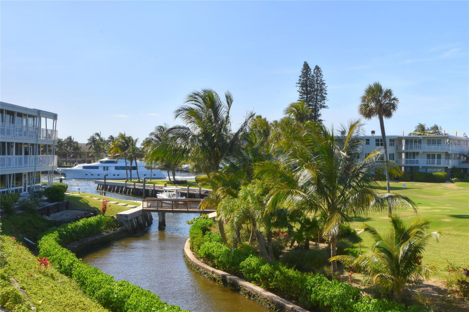 Property Photo:  1221 Hillsboro Mile 21B  FL 33062 