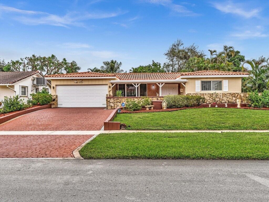 Property Photo:  2001 N 54th Avenue  FL 33021 