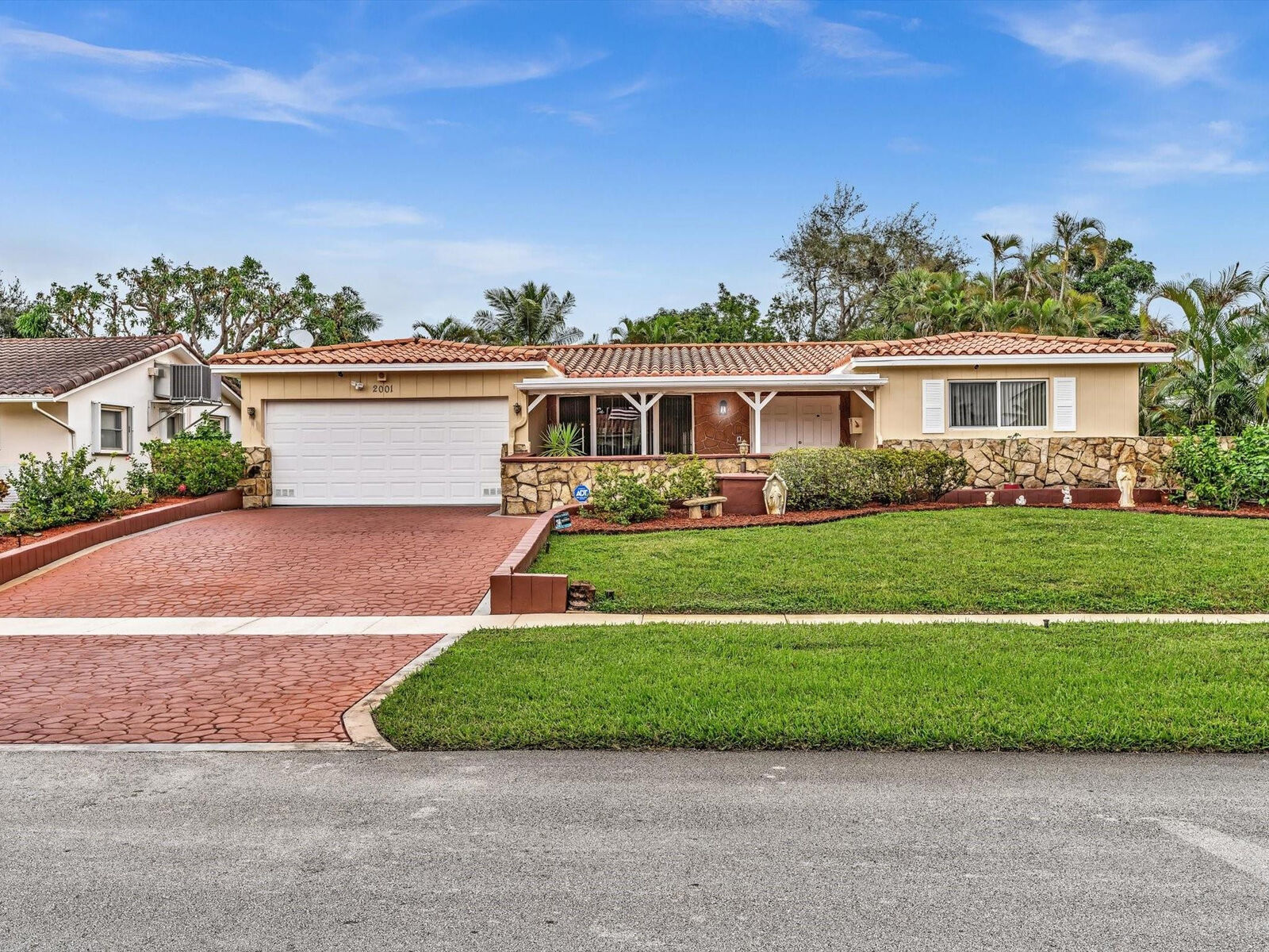Property Photo: 2001 N 54th Avenue FL 33021
